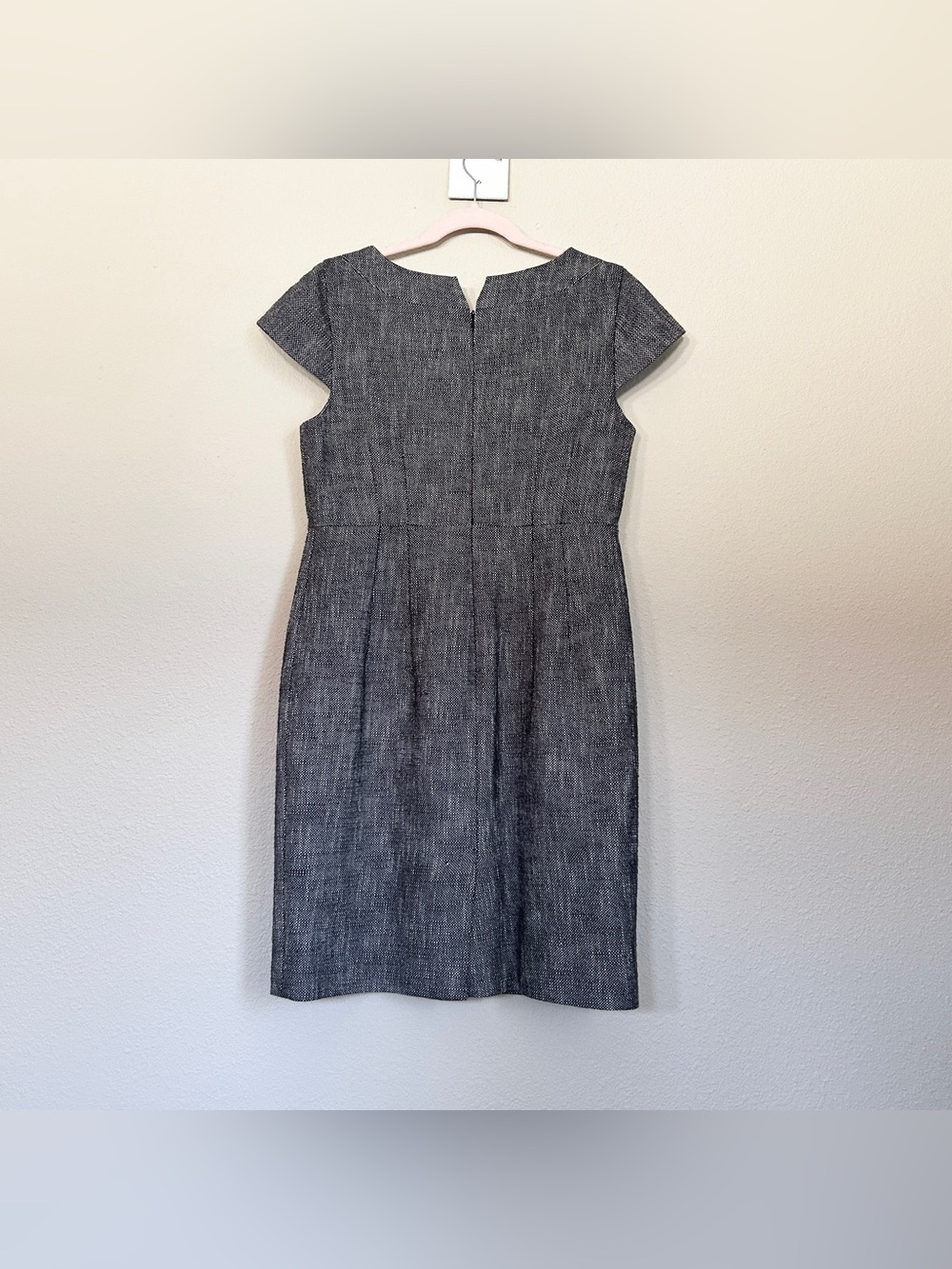 ❤️LAST CHANCE❤️ Banana Republic Gray V-Neck Sheath Midi Dress - Picture 2 of 3